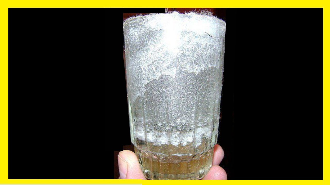 porque sube la sal en un vaso con agua