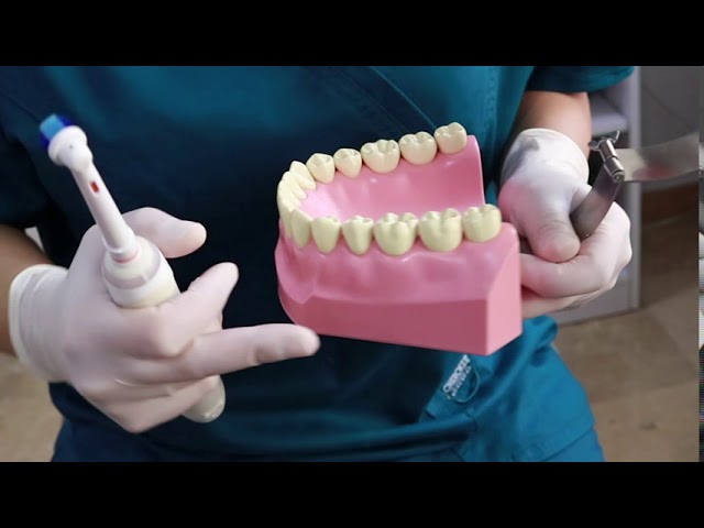 como lavarse los dientes con cepillo electrico