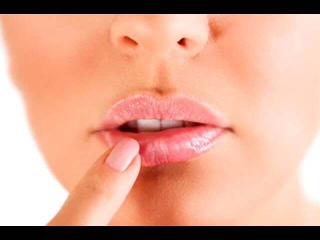 porque salen fuegos en los labios